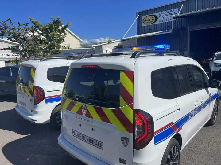 Installation de signalisation lumineuse pour véhicules utilitaires à La Réunion