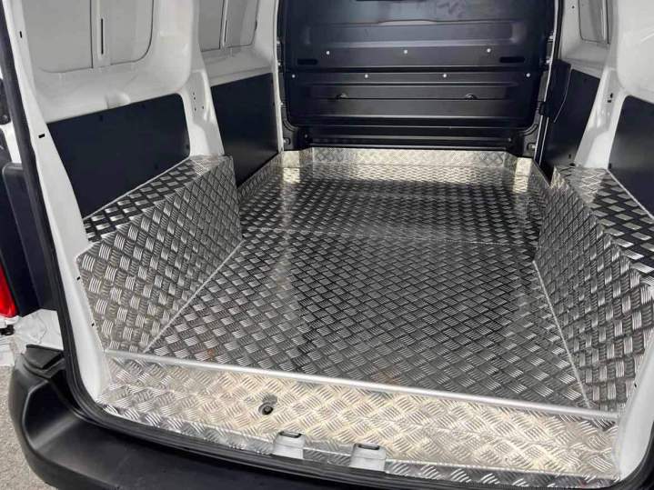 Aménagement spécifiques de véhicules utilitaires à La Réunion