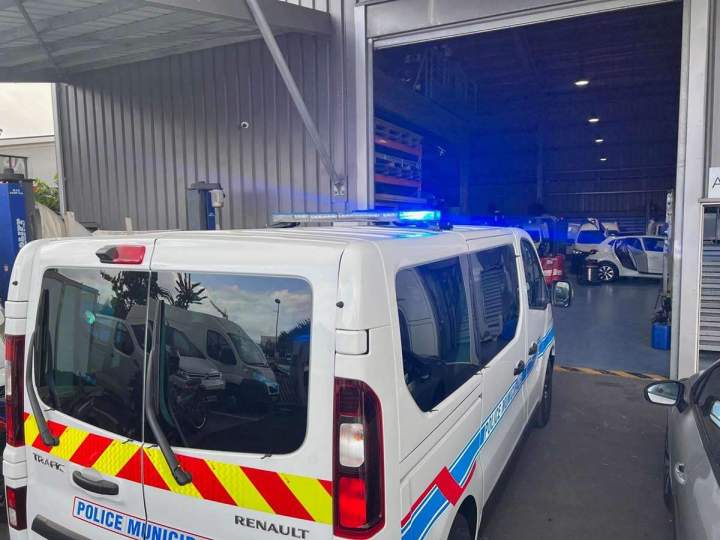 Installateur de signalisation lumineuse pour véhicules utilitaires à La Réunion