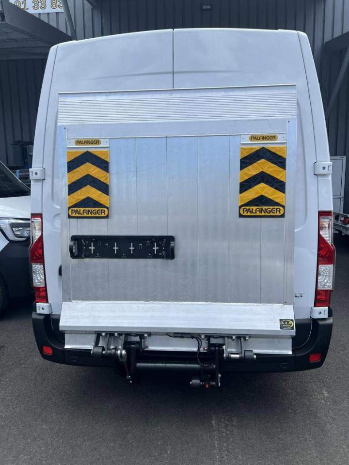 Aménagement de fourgons de transport à La Réunion