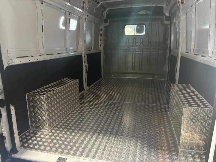 Aménagements spécifiques de véhicules utilitaires à La Réunion