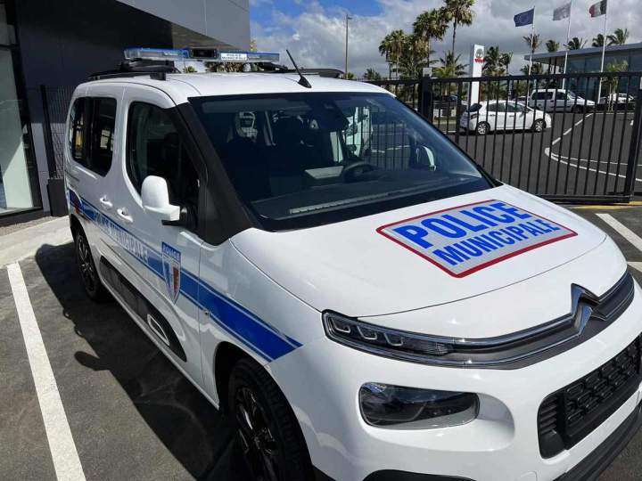 Installation de signalisation lumineuse pour véhicules utilitaires à La Réunion