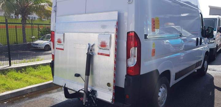 Aménagement de fourgons de transport à La Réunion