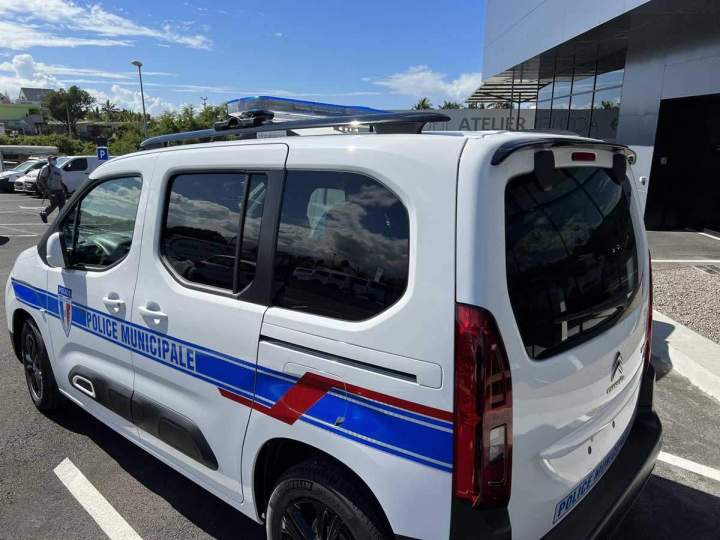 Installation de signalisation lumineuse pour véhicules utilitaires à La Réunion