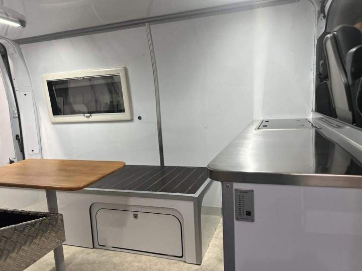 AER Réunion, une entreprise située à Saint-Pierre, est votre partenaire de choix pour l'aménagement de vans.